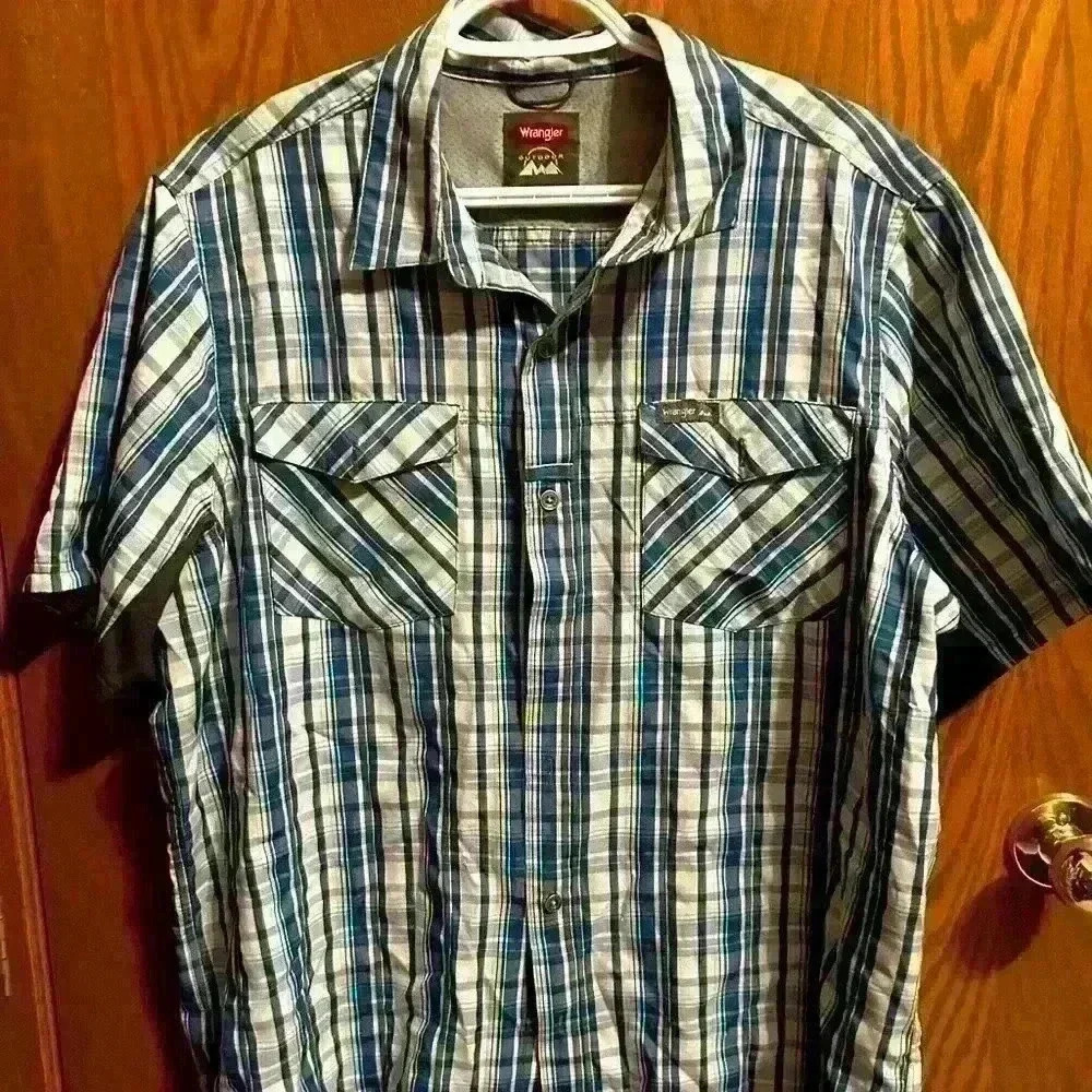 Wrangler outdoor shirt blue  and white size large with cooling sleeves